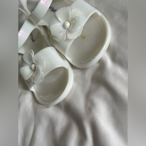Cat & Jack Iridescent White Kids Sandals - Picture 4 of 4